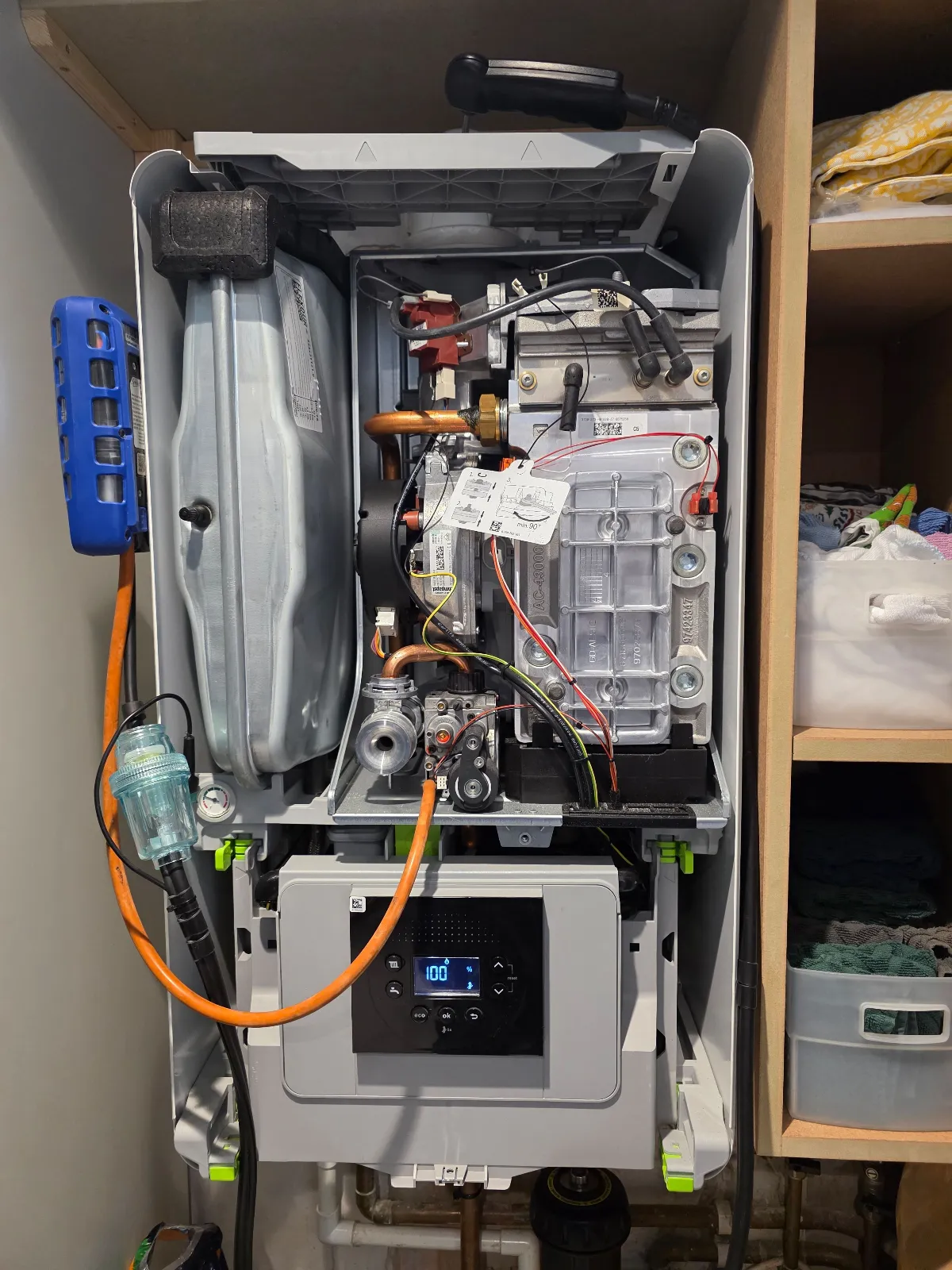 worcester bosch 8000 annual service in SW11 area by local gas engineer, worcester bosch boiler specialist