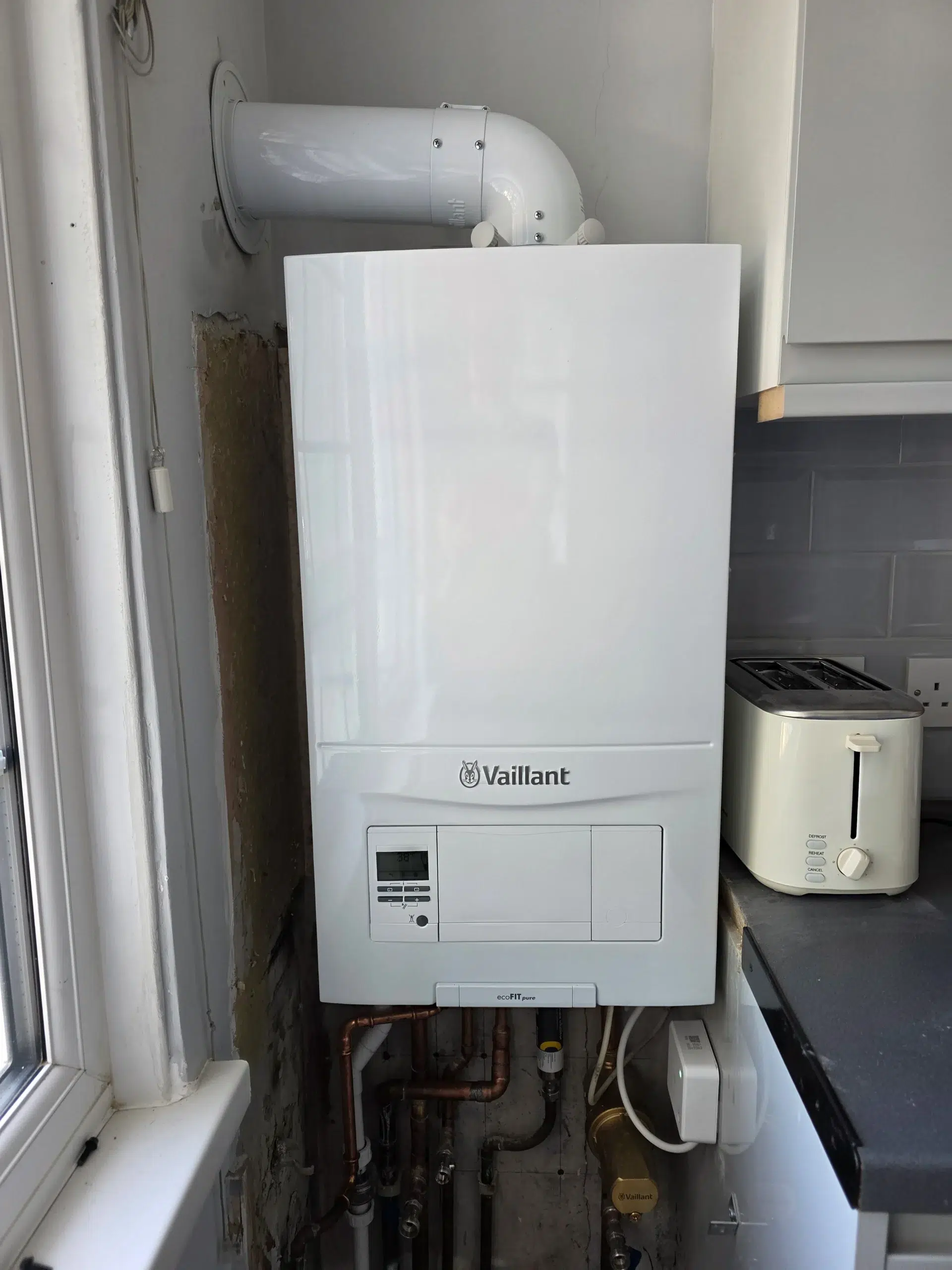Zainstalowany kocioł Vaillant ecoFIT Pure — Gas Safe hydraulik Londyn