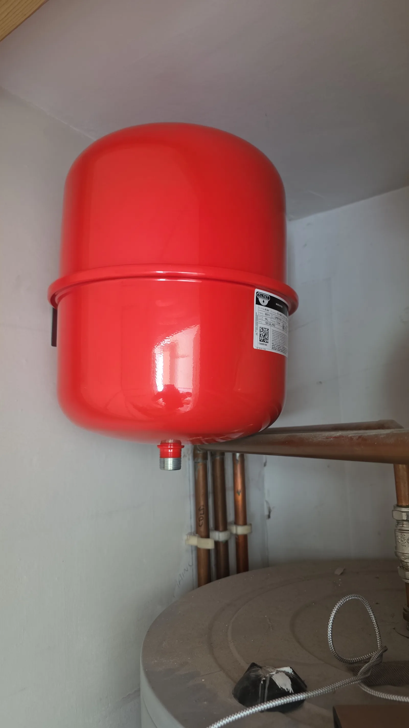 New correctly sized expansion vessel installed on the heating system
