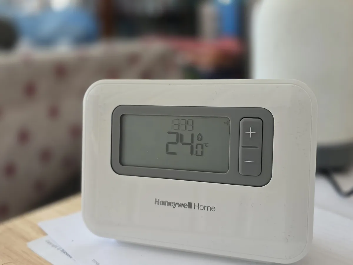 Honeywell Home programmable thermostat installed in Streatham SW16 by MAK Plumbing & Heating